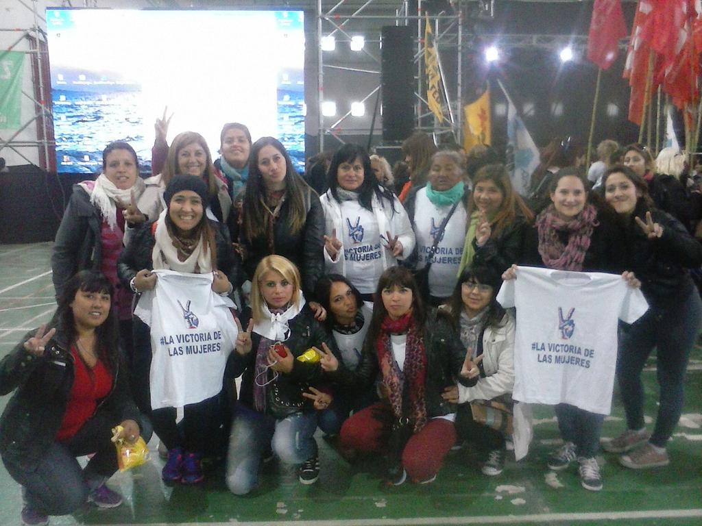 PAOLITACHAVEZ's tweet photo. Acto del encuentro de mujeres @evamieri @Robertogaudio @mayrasmendoza  #Mujerbonitaeslaquelucha http://t.co/bXzW8v12xB