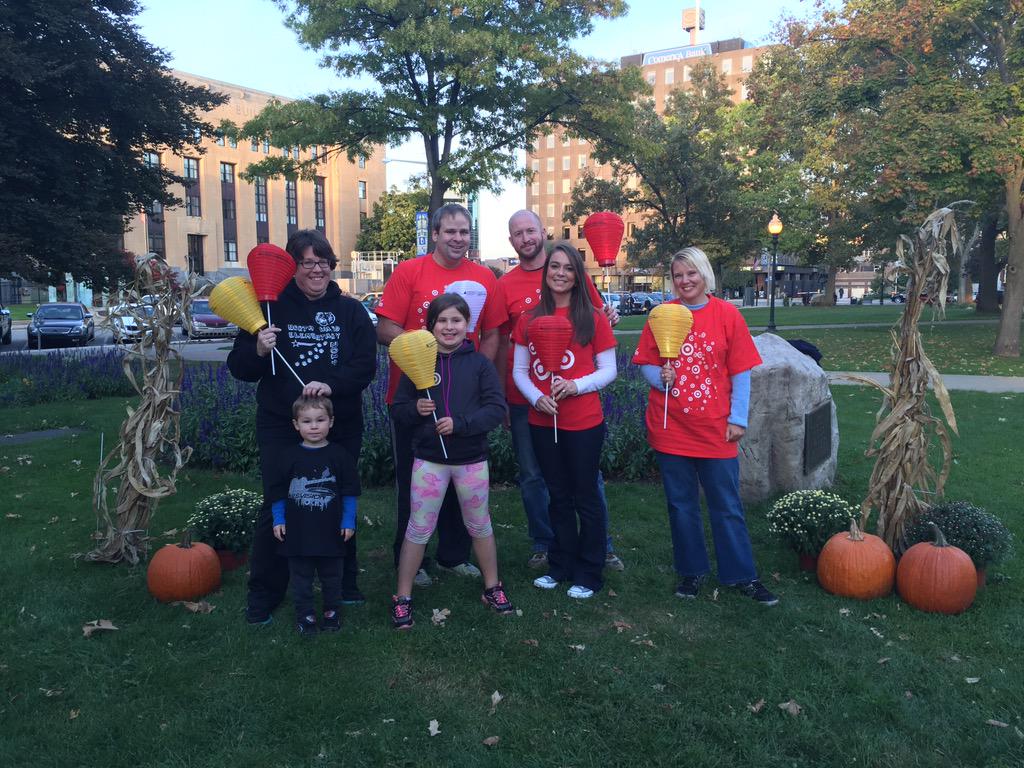 BecElizEb's tweet photo. Supporting Gerald! #604volunteers #LightTheNight @palko32 http://t.co/uvkr5kPriJ