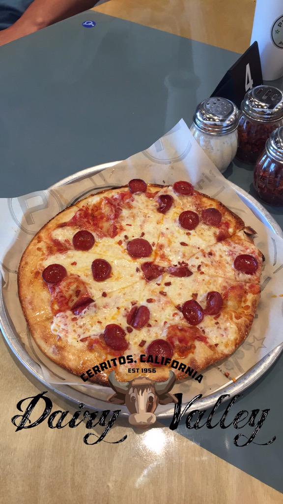 YvonneTrixie60's tweet photo. This weekend has been great so farโค๏ธ #HappyBirthdayang #peterpan #dez #pieology #plaidcrew http://t.co/MhQbVAPKmo
