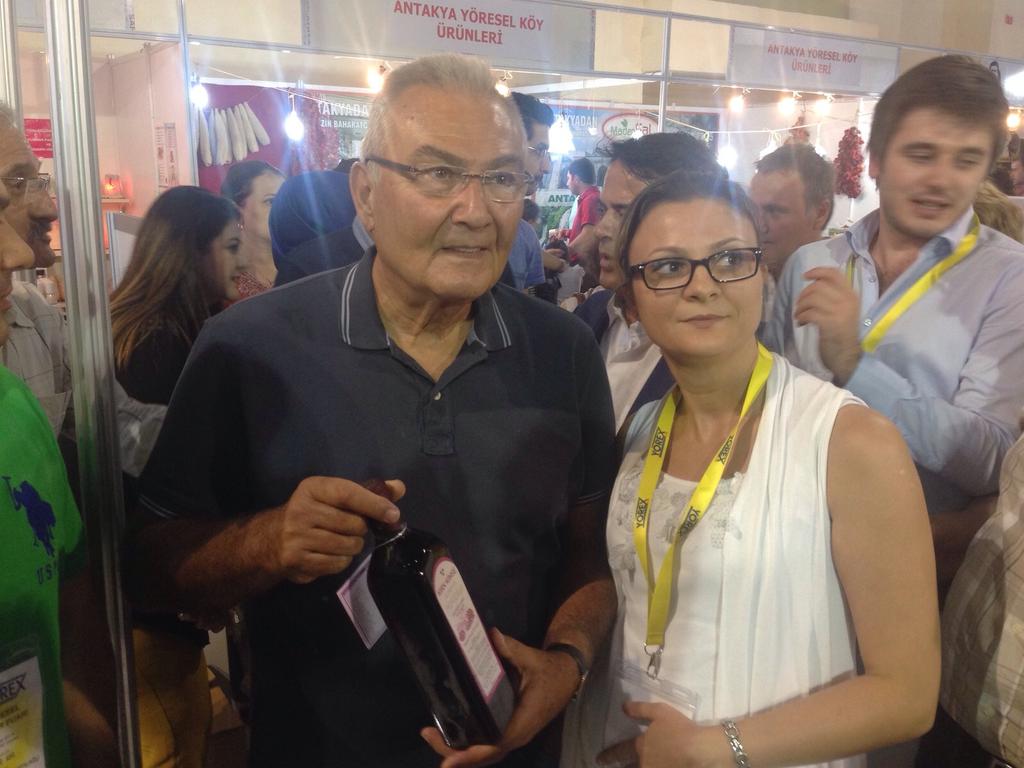 hardaliyeevi's tweet photo. TBMM Eski Bsk ve Antalya Mv Sn Deniz Baykal standımızı ziyaret etti. Kendilerine hardaliye ikram ettik. http://t.co/FW2Uwdujkq