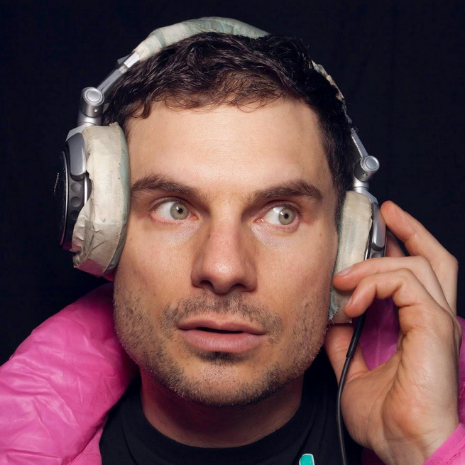 HOLLYWIRE's tweet photo. This is the funniest interview we've ever done. @Flula talks #IWantToTouchYou EP &amp; more! http://t.co/adtLqUvpKl http://t.co/iIeNUMJvjH