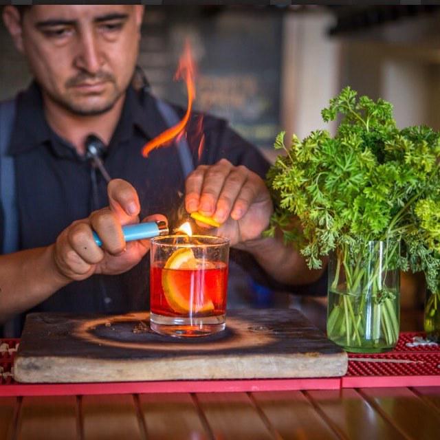 ILikeLosCabos's tweet photo. "HE WHO HAS #MAGIC DOES NOT NEED TRICKS" #commontablecabo #commontablemx OPEN TILL 2:30 am #urbankitchen #mixology … http://t.co/6jbydW58sT