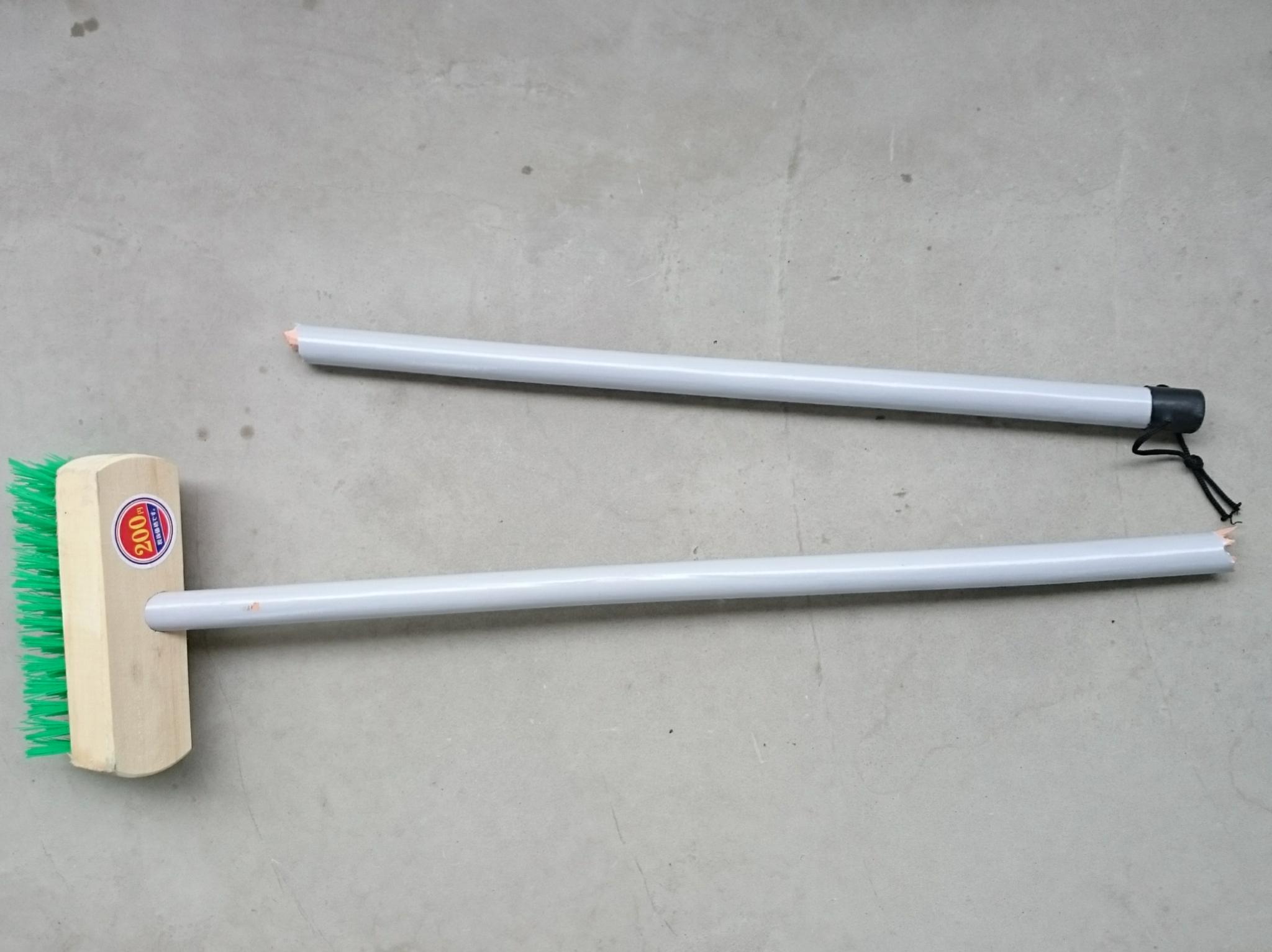 Berryowl ダイソーで0円のデッキブラシ 使い始めて2回めでポッキリ折れた 安かろう悪かろうの典型 Http T Co 3osaz0y6fo Twitter