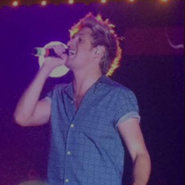 1D_FanUpdates's tweet photo. Narry on the big screens! #OTRATManchester http://t.co/J8UH2CqztK