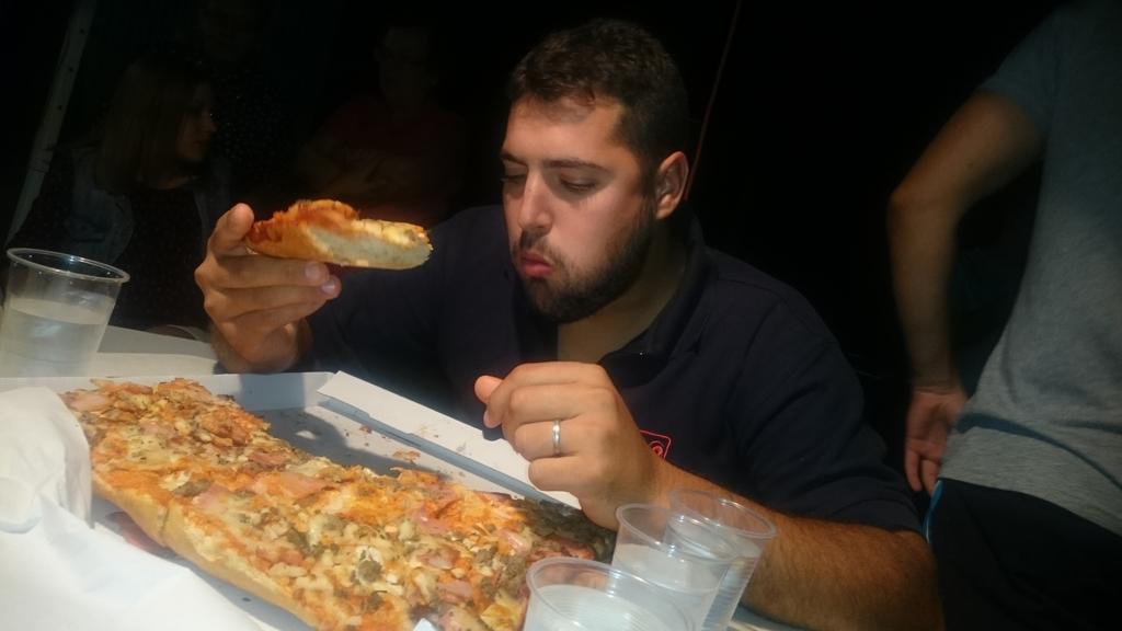 JMMorales77's tweet photo. El contricante @josec4utrera  traga y traga pizza del @QUERICKO,   @comerciolaura http://t.co/NrAGezlmaN