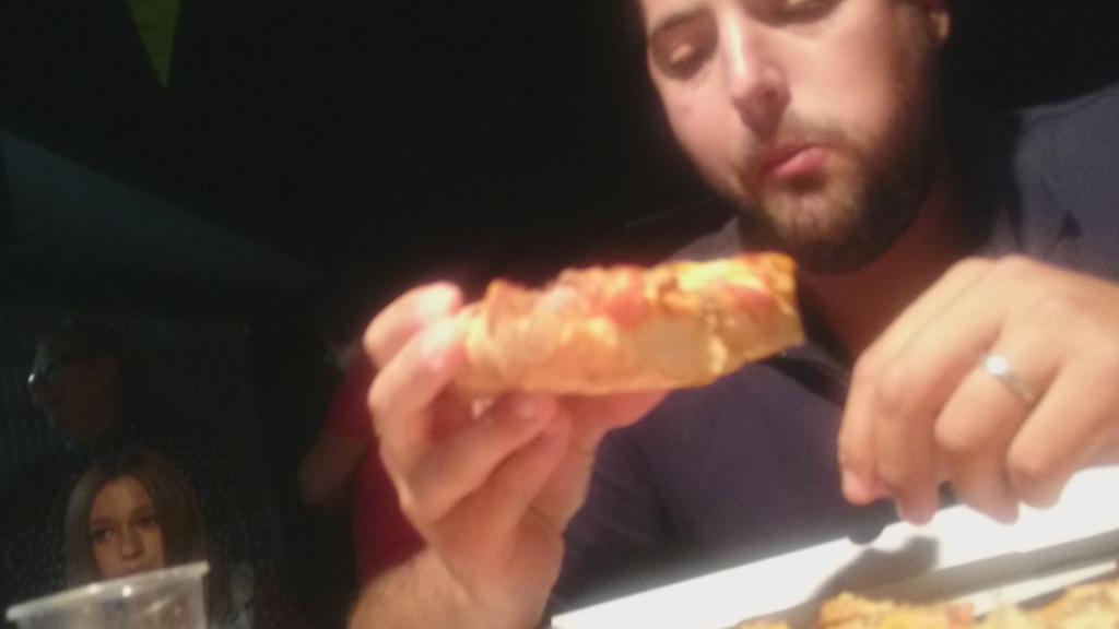 JMMorales77's tweet photo. El contricante @josec4utrera  traga y traga pizza del @QUERICKO,   @comerciolaura http://t.co/NrAGezlmaN