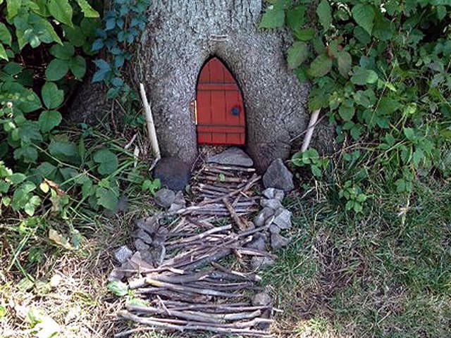 TedatEDS's tweet photo. Know what? Gnomes never get a rash from poison ivy, even when it's right next to their front doors! #gnomenight2015 http://t.co/1Z1ehe6JxF