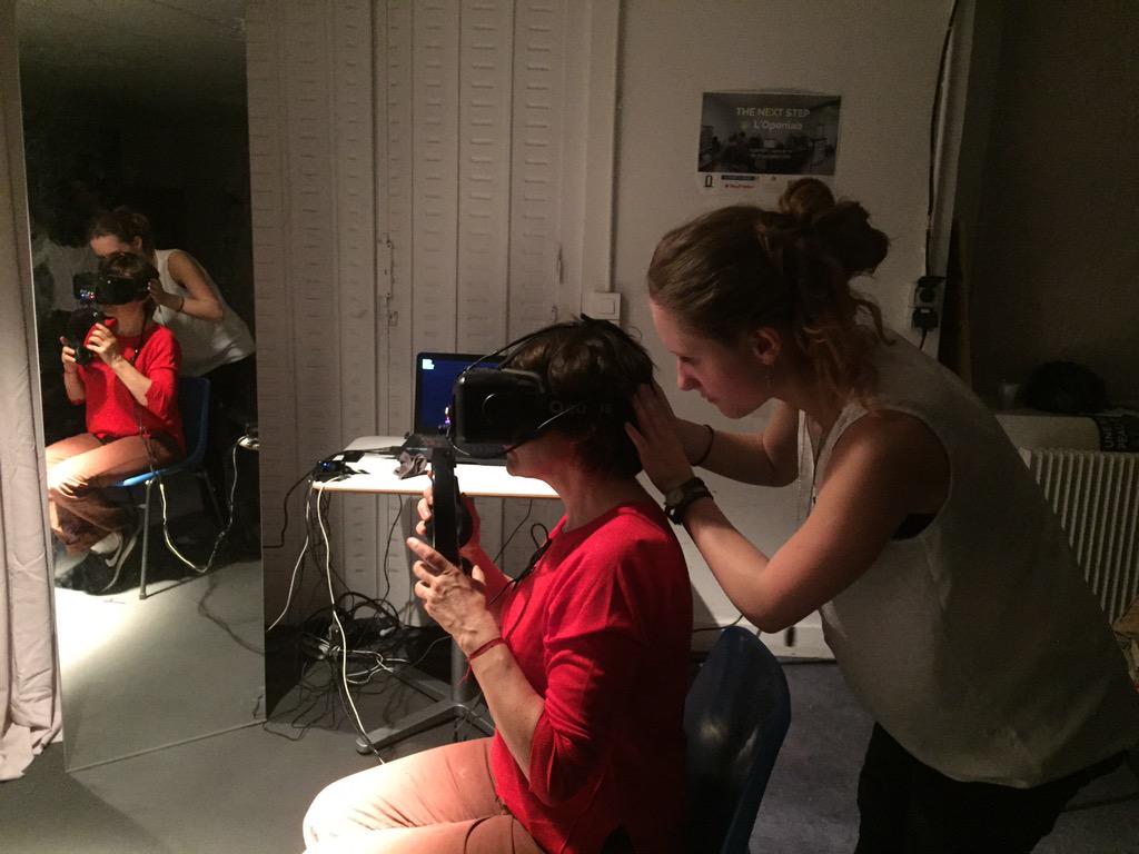 LauraCiriani's tweet photo. #NuitBlanche au @criparis : @SophiePene expérimente la machine à être un autre #VirtualReality http://t.co/eFuLF4T2c6