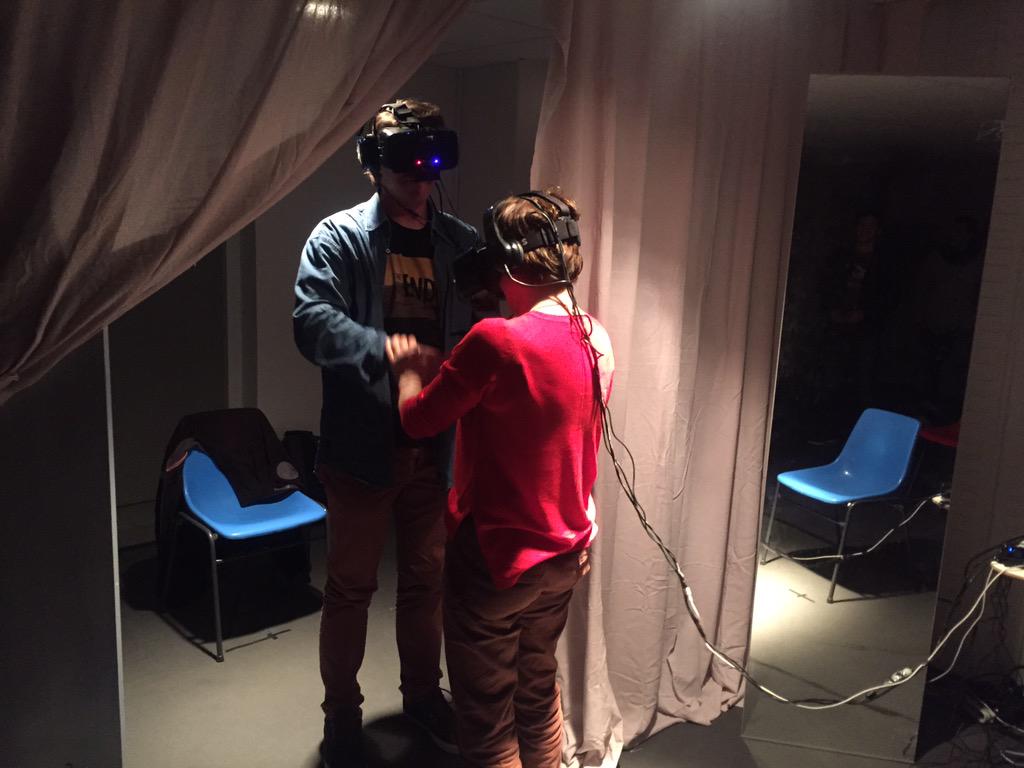 LauraCiriani's tweet photo. #NuitBlanche au @criparis : @SophiePene expérimente la machine à être un autre #VirtualReality http://t.co/eFuLF4T2c6