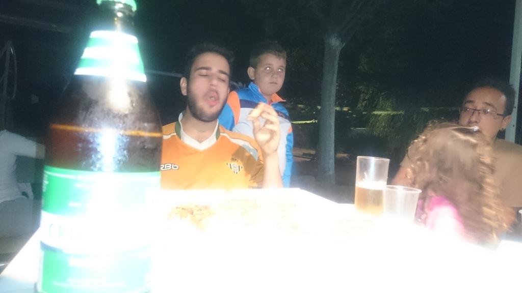 JMMorales77's tweet photo. El concursante @riveramorales92  se atreve a comer con cerveza.
@QUERICKO @comerciolaura http://t.co/YYR1vzX56x