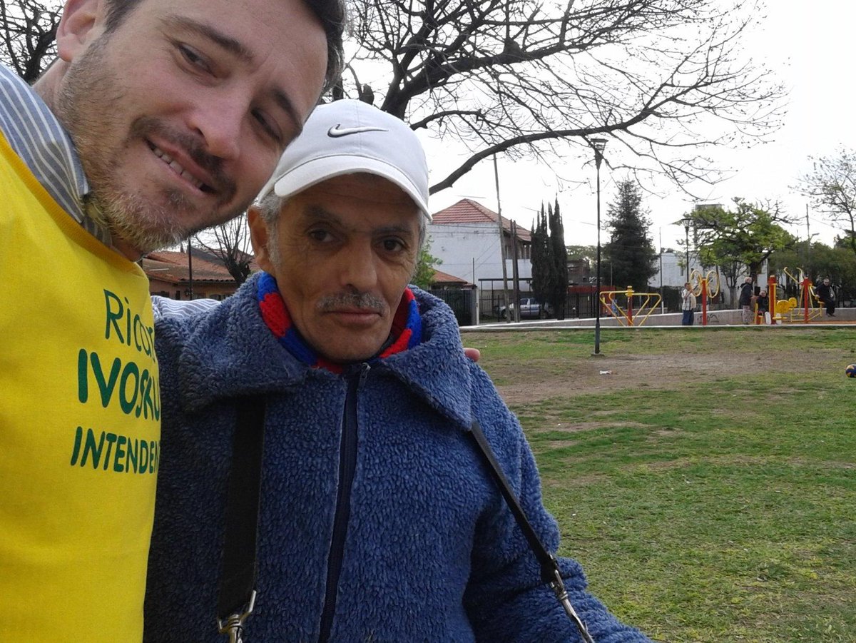 aquisebas's tweet photo. #SanMartín tiene personajes hermosos. Carlos vende maní hace 16 años en la plaza Alem. Y lo va a votar a @RIvoskus ! http://t.co/mt2bdzbacg