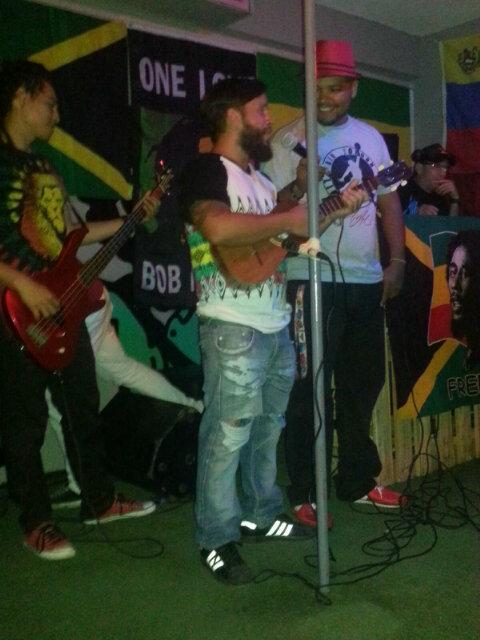 charlibraun2's tweet photo. Lo que sucedio en el #CabimasRoots en @LivingBar #Troconis #DjOzzie #CarlitosPrime #440 #JahVito http://t.co/9En840LLVg