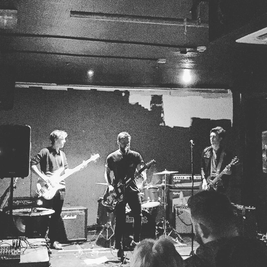 HeartRockLive's tweet photo. @catalyseband #heartrocklive #livemusic #newcastleupontyne #band #drums #singer #guitarists #thedogandparrot http://t.co/abqKk0AZiS