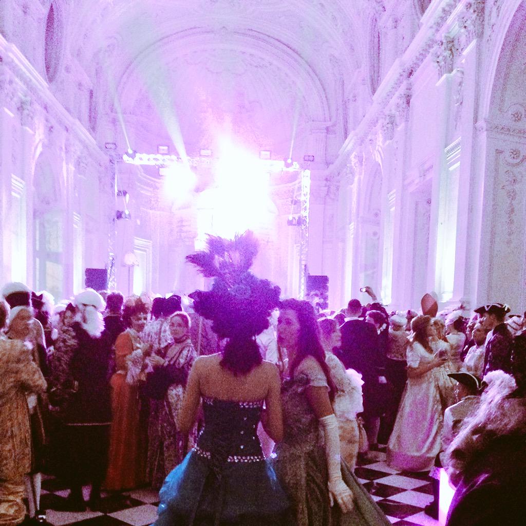 LaVenariaReale's tweet photo. La Galleria Grande torna indietro nel tempo con la #NuitRoyale. Grande festa alla #ReggiadiVenaria http://t.co/AMF92wlgz9