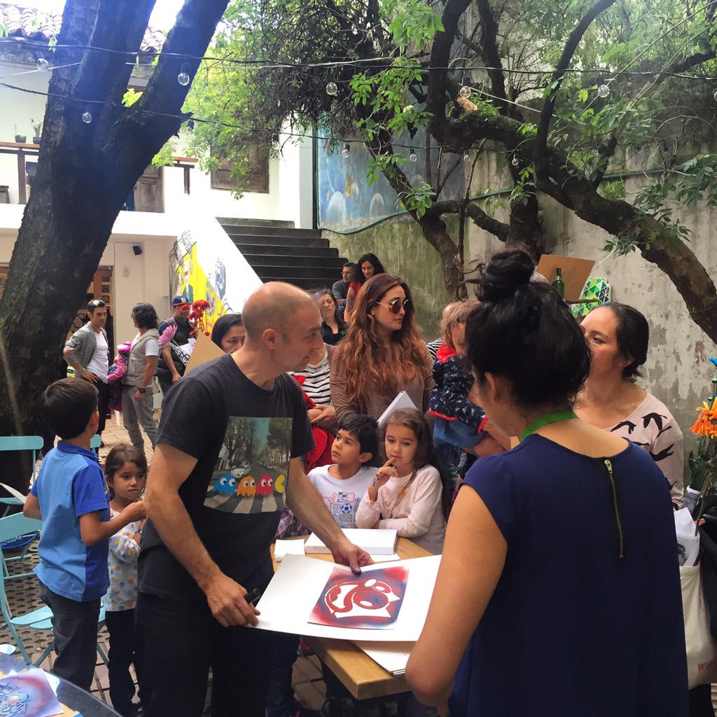 cristinaumana's tweet image. @speedygraphito en acción #tallergraffiti para niños #Barcu #untatedecultura