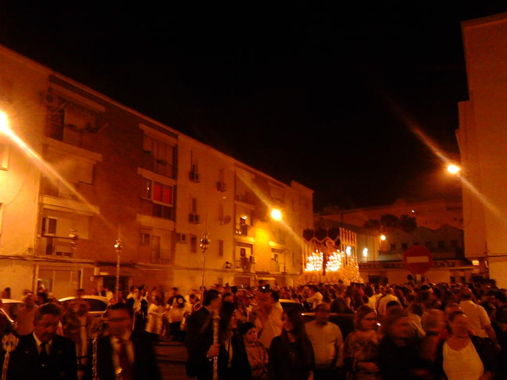 MiHermandad's tweet photo. Ntra Sra de la Caridad a su paso por Calle Palmera Antigua @GrupoJovenFe @BHuevar http://t.co/HqOjv3RDZF