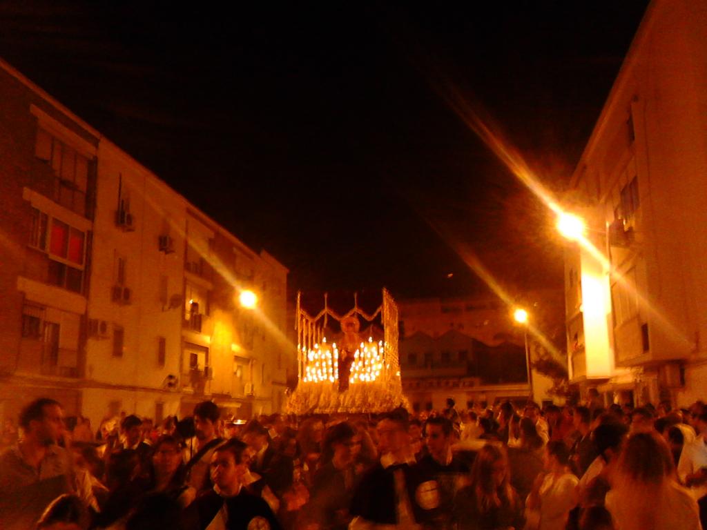 MiHermandad's tweet photo. Ntra Sra de la Caridad a su paso por Calle Palmera Antigua @GrupoJovenFe @BHuevar http://t.co/HqOjv3RDZF