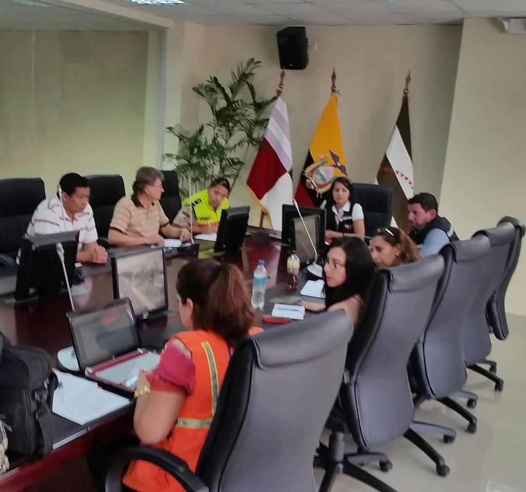 ECU911PVO's tweet photo. Mesa de Seguridad se reúne en el @ECU911PVO, por exámenes del #CEACES que se rendirán mañana en la @UTMManabi http://t.co/07BrSI5eoE