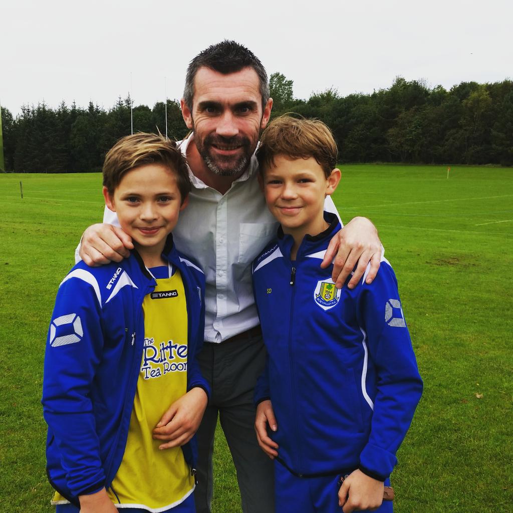 Fergz15's tweet photo. After beating Institute 5 1 the boys had the pleasure of meeting a gentleman,thanks for your time @KeithGillespie7 http://t.co/LNMQLdnkrM