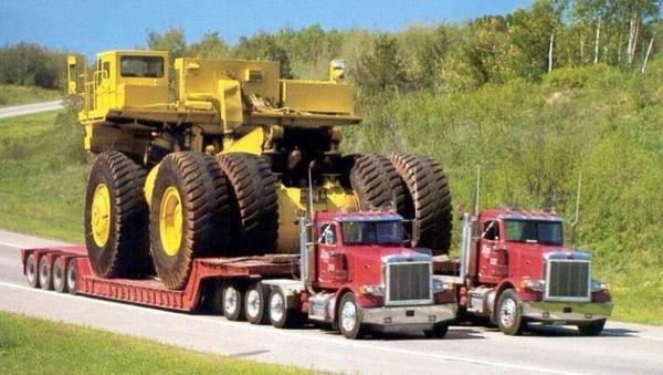 'Liebherr T 282 Dumper minero trasladado por 2 plataformas Peterbilt.' by @EDUARDOMONTEROB