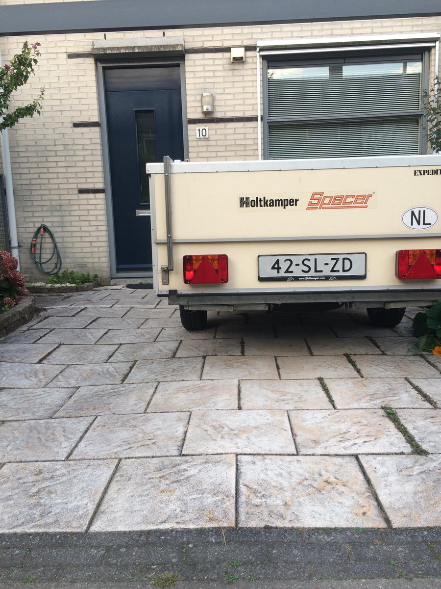 niekschaper's tweet photo. Kijk eens hoe leuk koos! Trouwens ook een leuke naam voor een heerlijk gebakje: Holtkamper! @HoltkampMaasls http://t.co/jqVtC9mqlX