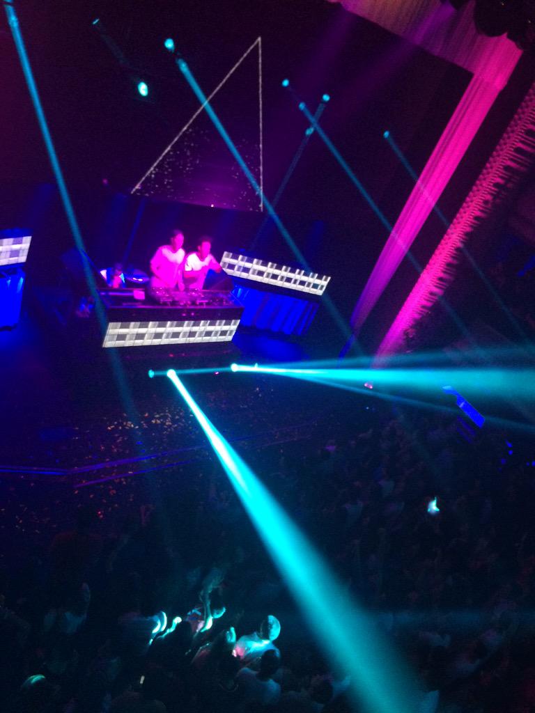 Anabellamusic's tweet photo. Pero antes @GoldenPlayersSP en accion @kapital_young en la fiesta de nuestro @TonyGrox #generacionjd ❤️❤️❤️❤️ http://t.co/gcobnZ6ofV
