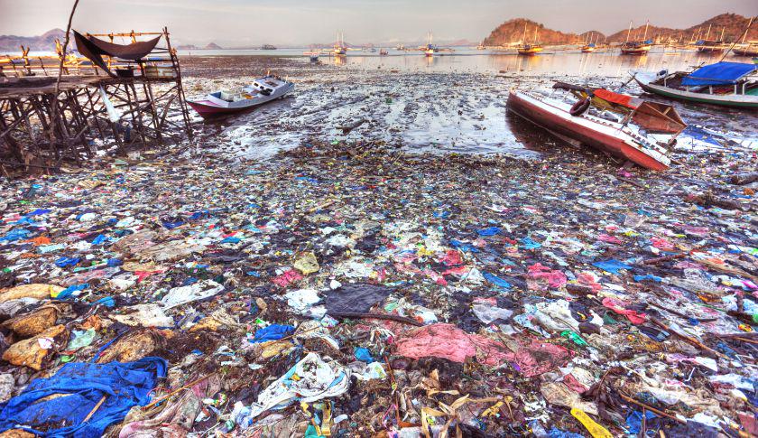 Greenpeace's tweet photo. Our oceans are full of 5.25 trillion pieces of #plastic trash—719 pieces per person on Earth http://t.co/wbRrgD6KUA http://t.co/HeFqiFzGIO