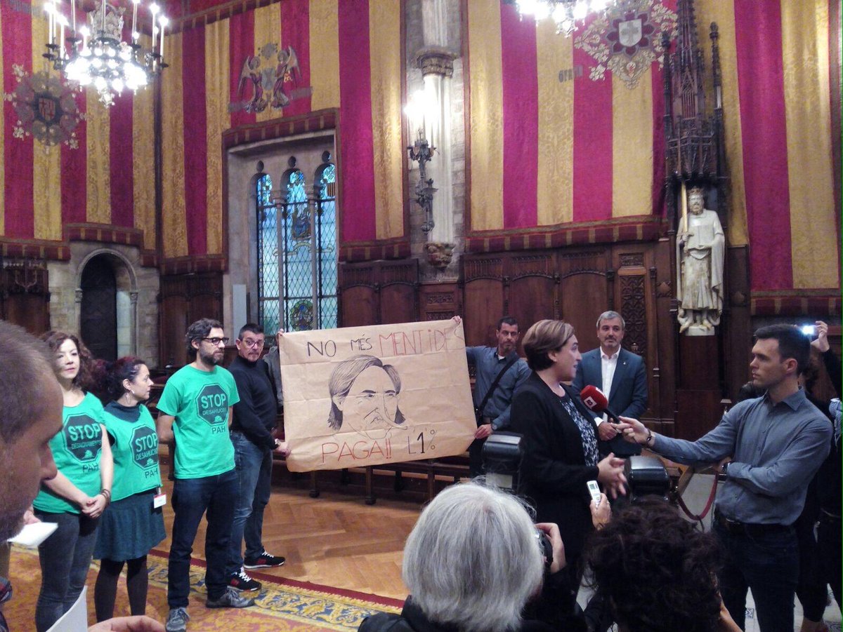 Chupimikinet's tweet photo. @AdaColau creu q els treballadors haurien de fer el scraxhes com vostè va fer??? Pagui el q deu aquest NADAL 1% http://t.co/ABSsy8fYwf