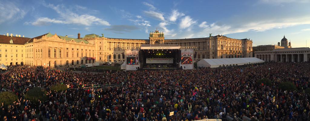 Mit über 100.000 am #heldenplatz VOICES FOR REFUGEES #refugeeswelcome #voicesforrefugees #1schweigeminute <a href="/volkshilfe/">Volkshilfe Österreich</a>