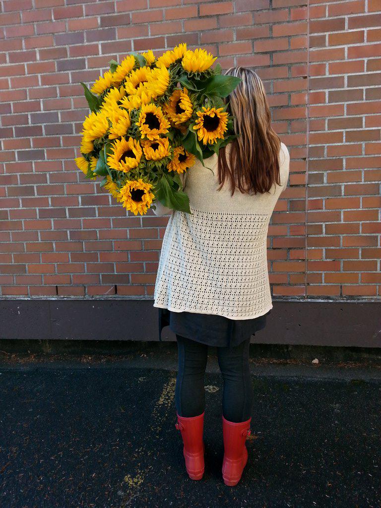 MRFloral's tweet photo. Sunflower Saturday 6 stems for $7.99 http://t.co/h1EmpKpc27
