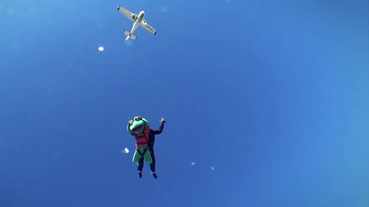 juleiva's tweet photo. Mira la tremenda apertura de la #ChequeFest2015 con el sapo volador. http://t.co/l0xW4IXKlY http://t.co/Ioq11e5w23
