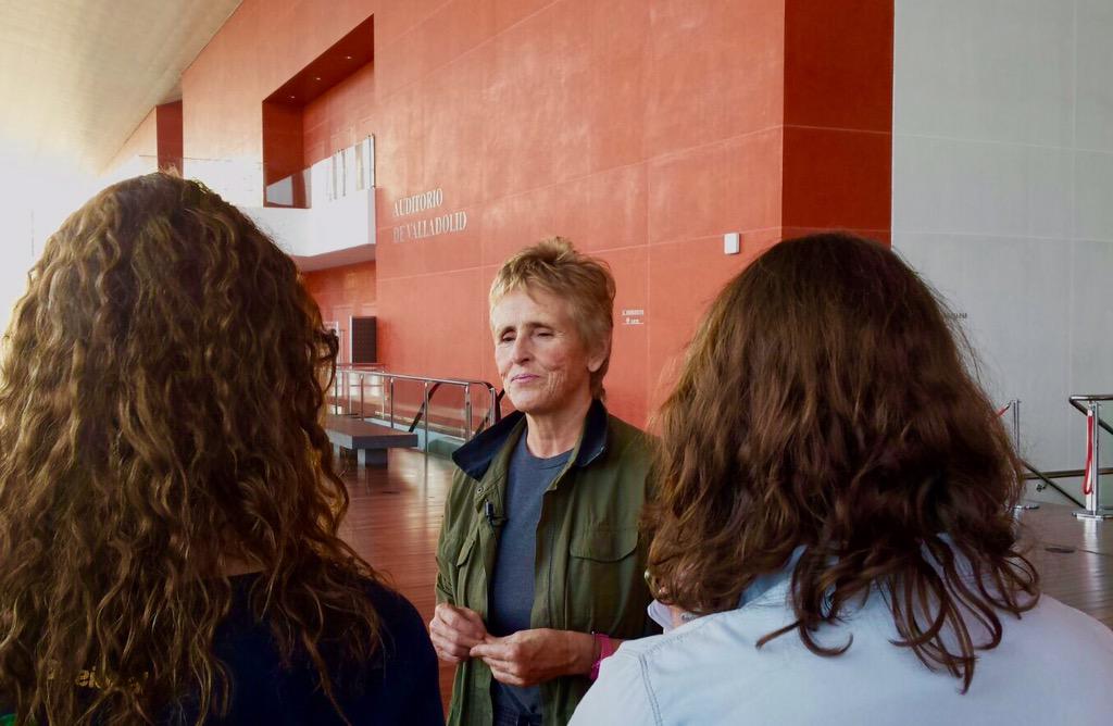 CCMDCyL's tweet photo. #MercedesMilá con la prensa. Esta noche presenta el documental que produjo #thehealingnotes y a @GarnatiEnsemble http://t.co/DFrxEYCqGf
