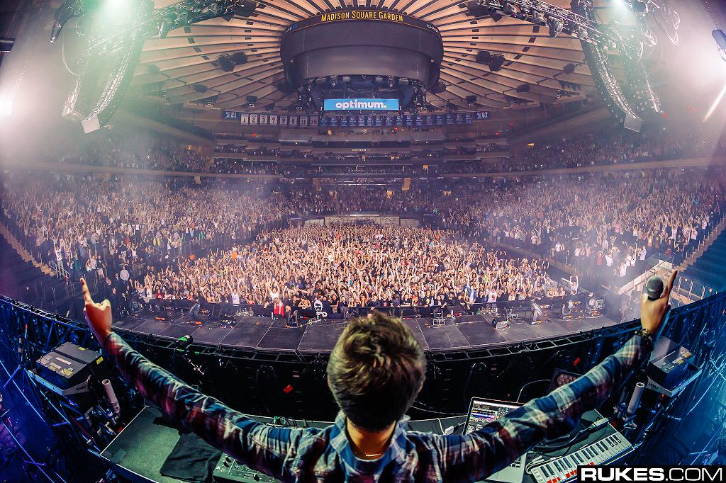Zedd's tweet photo. Just wanna say THANK YOU ALL SO MUCH for everything....
Last night was a milestone for me. http://t.co/xxgRtJtAH3