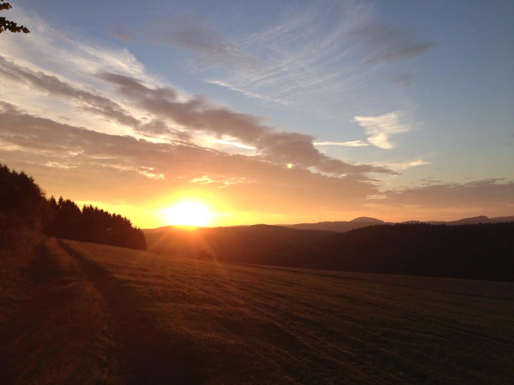web_marion's tweet photo. Home❤#sunset #Weinfeld #Vulkaneifel #autumn #stunning🙌 http://t.co/k0QbAVHSFP