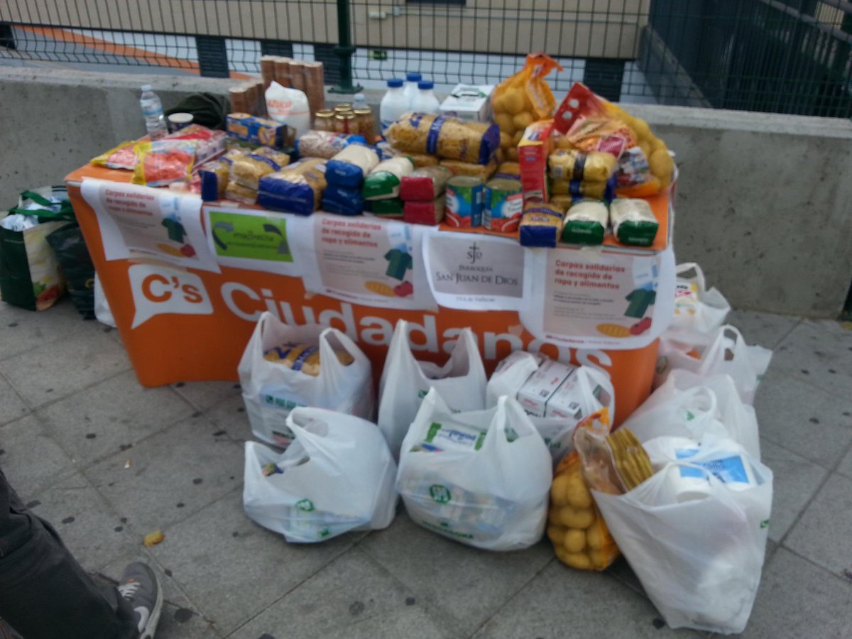 vsanmcs's tweet photo. Gracias a los Vallecanos x su generosidad y a compañeros de #CsVillaVallecas,#CsMoratalaz,#CsFuencarral,#CsRetiro http://t.co/BJHqnRFK7q