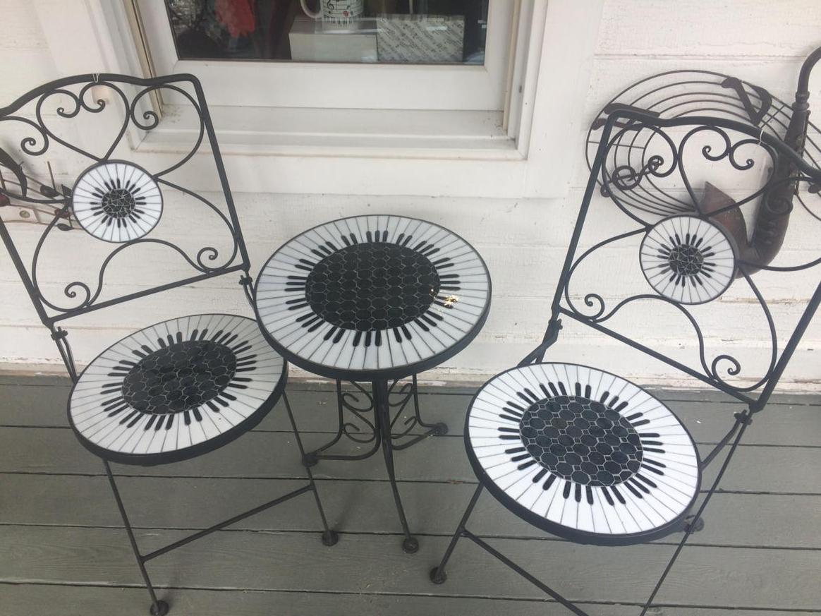 Mus1cally's tweet image. Omgosh! I want these chairs and table at my school!!!   So cute right?  #musicalstyle
