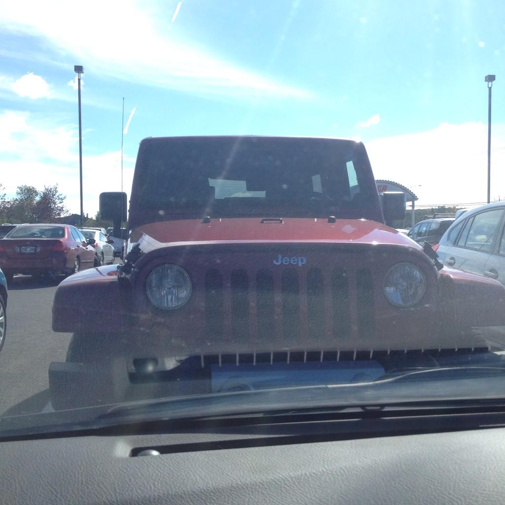 RunDiverCar1888's tweet photo. @scubastevedm are you fronting me? #Jeep #eyeballingme http://t.co/sNBWk5AjHy