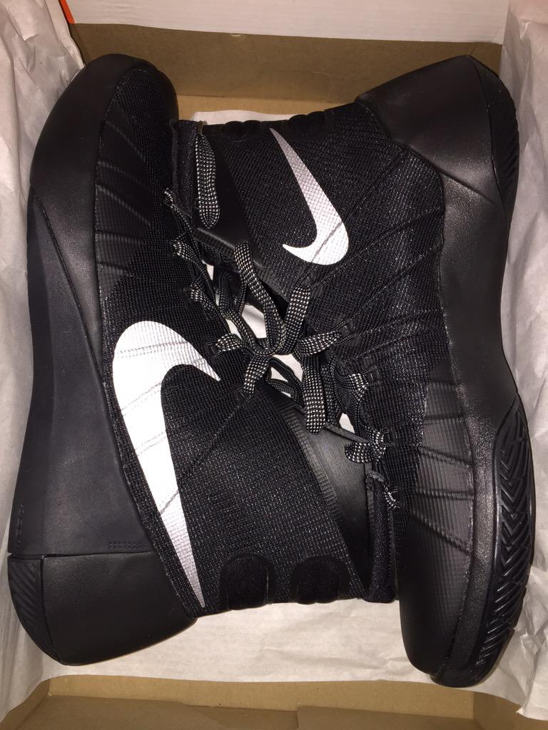NateNilsen's tweet photo. New Kicks for this season #hellaready🏀 http://t.co/5IWNTYquXp