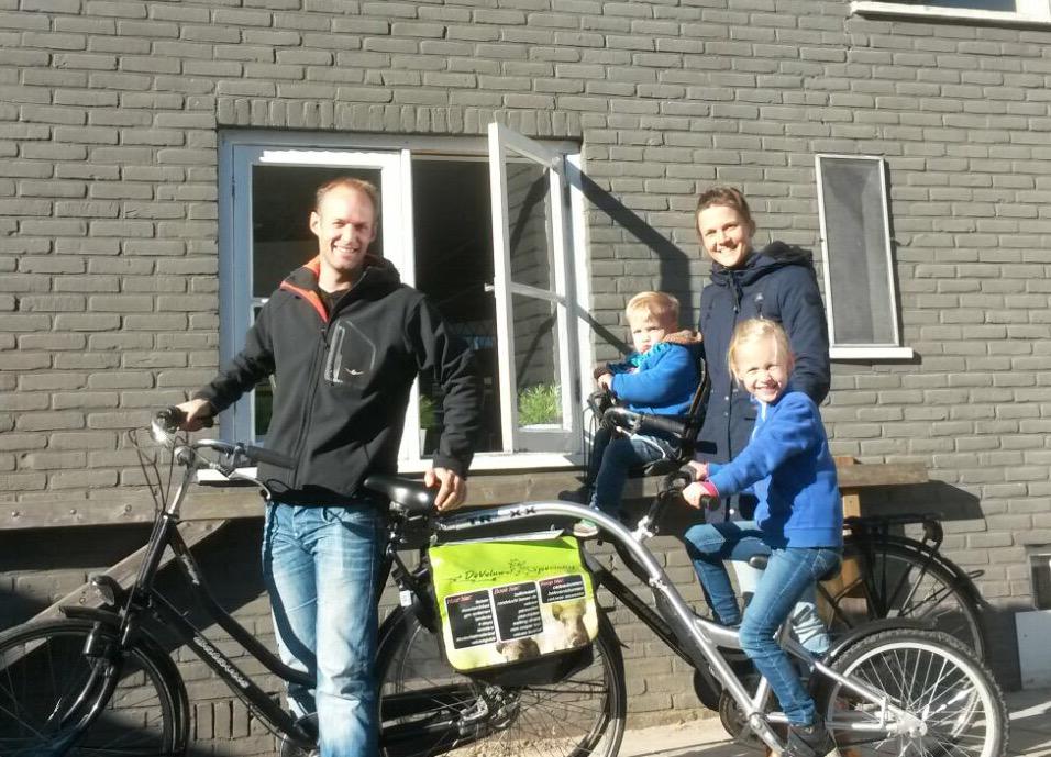 En weer een gezin op de fiets geholpen!