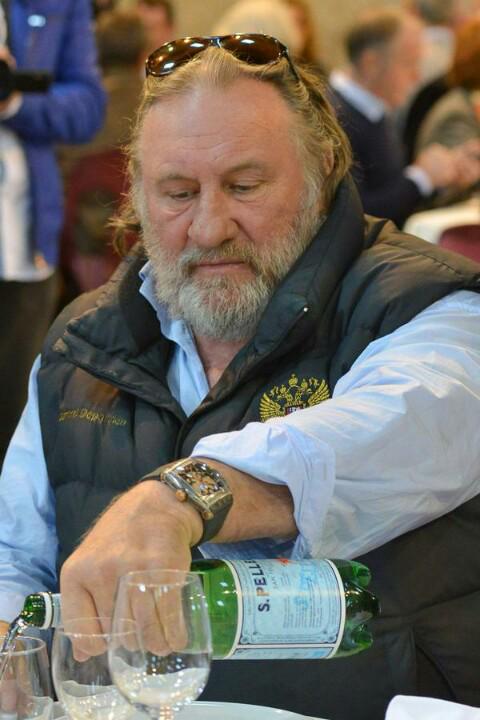manulevyoff's tweet photo. La, ça se voit à mort, le photoshop.... La bouteille quoi ! http://t.co/VsbjzOea7X