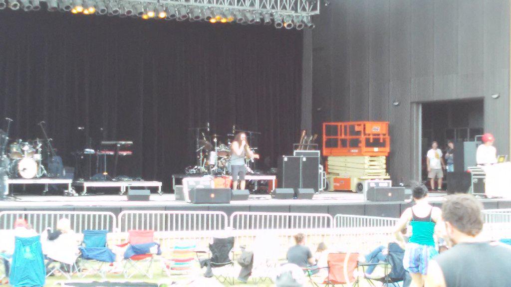 Risa7777's tweet photo. El Dub🎸🎶❤ @Chilivibrations @shelia_pearson #OneLove❤ http://t.co/Np1psZSGGz