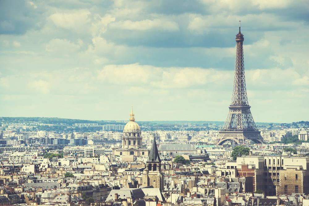 CourtyardHotels's tweet photo. It's looking like a #stormy weekend for a lot of folks. So, here's a picture of #Paris to brighten things up! http://t.co/gkkFRlg2IR