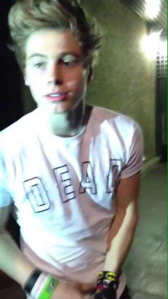 hey, I'm Parker, new but not new to fl/rp. I'd really like to talk to new people, rt for me? 😁