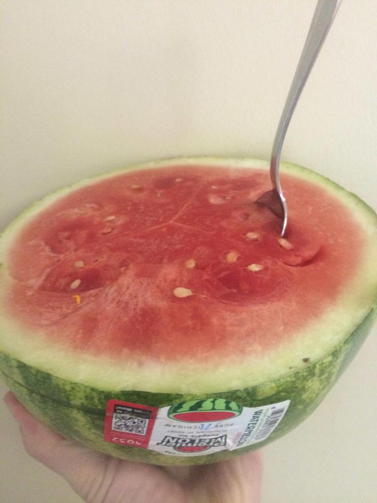 JmcochraUW's tweet photo. This study snack covers all the bases: Easy, hydrating, and a source of Vitamin C! #URWhatUTweat @UWrachelTA http://t.co/2NBdxoYVCr