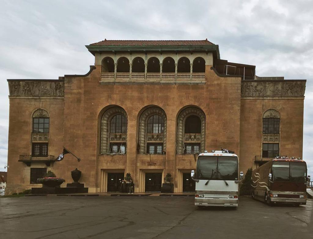 GioWilliams's tweet photo. #Milwaukee #wehere. Ready for tonight show. Yes, gonna be #awesome! #lifeontheroad #tourli… http://t.co/lPwHQznv7e http://t.co/x5zh5uhign