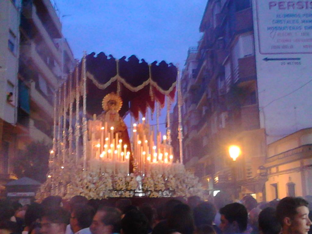MiHermandad's tweet photo. En estos momentos Ntra Sra de la Caridad avanza por José Fariñas @GrupoJovenFe @BHuevar http://t.co/MMORLIG0VH