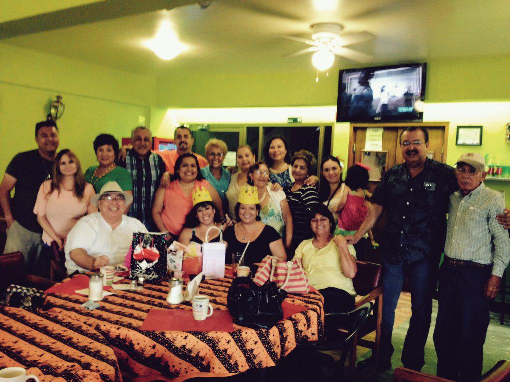 rosamariabarre8's tweet photo. El grupo de amigos de #CasaAmistad los mejores momentos son estos, llenos de amor y compartiendo el amor de mi Mami. http://t.co/DLx0Up0CVC