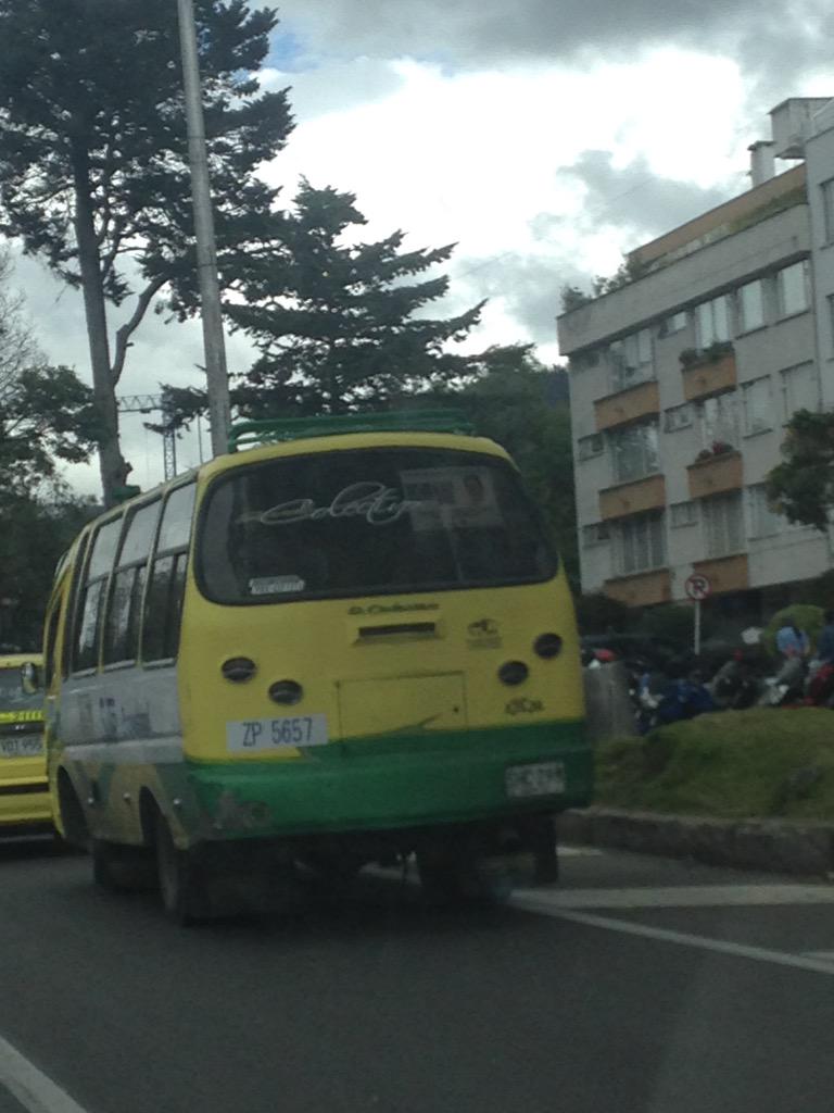 MariAleSilvaO's tweet photo. Bus del distrito haciendo publicidad política. ¿Será pagada? @petrogustavo @NoticiasCaracol @NoticiasRCN @ELTIEMPO http://t.co/IiQylo4Q1x