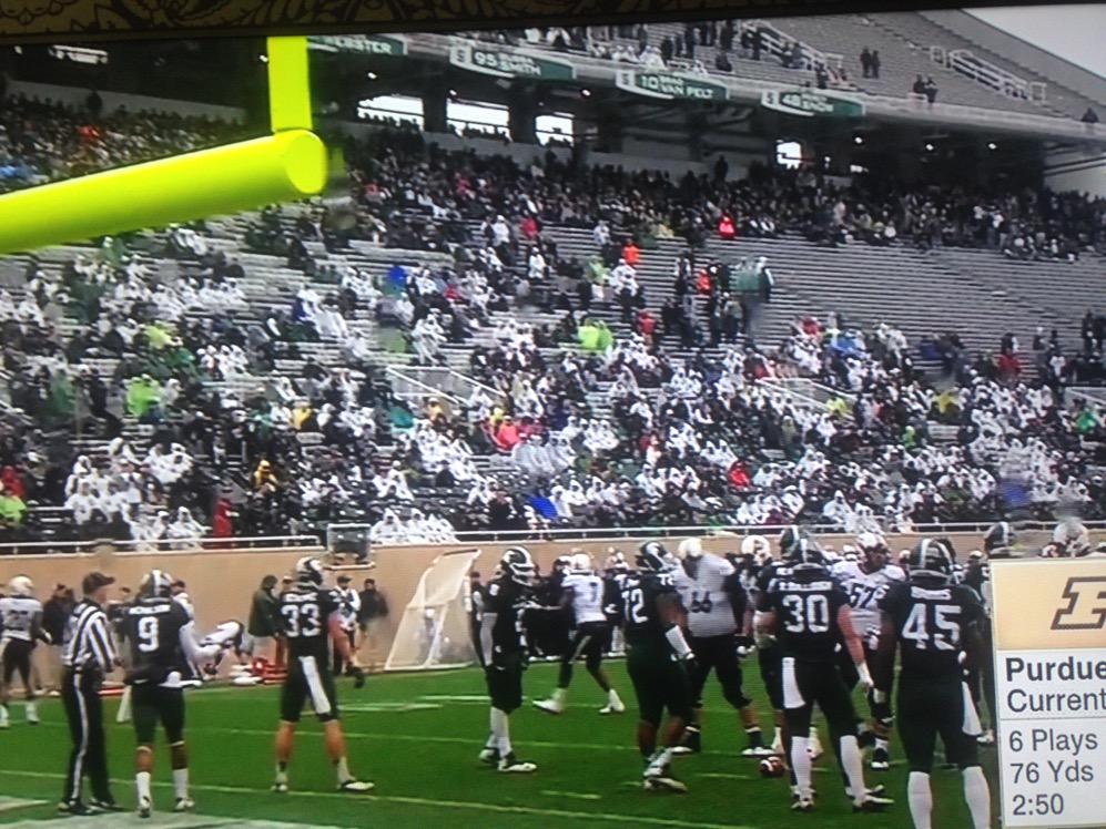 stoolpresidente's tweet photo. Worst college fans in America #sparty #michiganstate #littlebrother http://t.co/68tlTlQ4tR