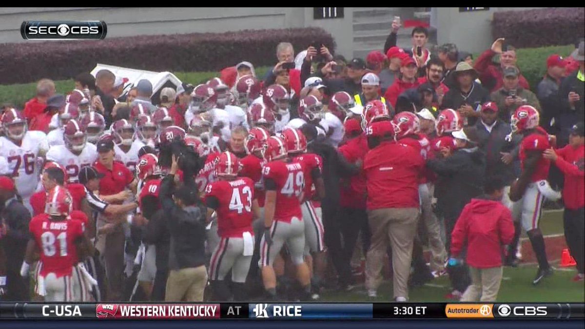 CBSSportsCFB's tweet image. Alabama and Georgia look like they're ready to go. #BAMAvsUGA